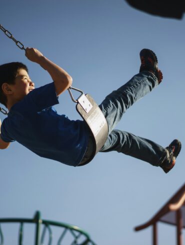 garcon sur une balancoire